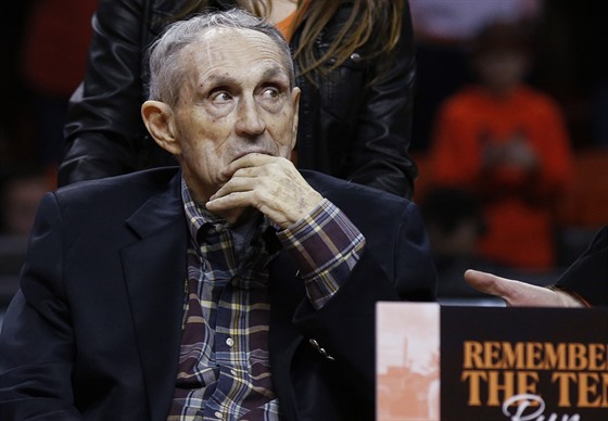 Rok 2018 - bývalý basketbalový trenér Eddie Sutton sleduje zápas.