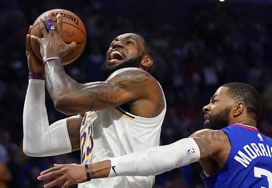 LeBron James (vlevo) z LA Lakers útoí na ko LA Clippers pes Marcuse Morrise.