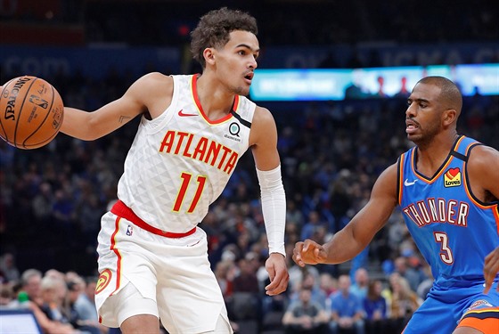 Trae Young (11) z Atlanty útoí pes Chrise Paula (3) z Oklahoma City.