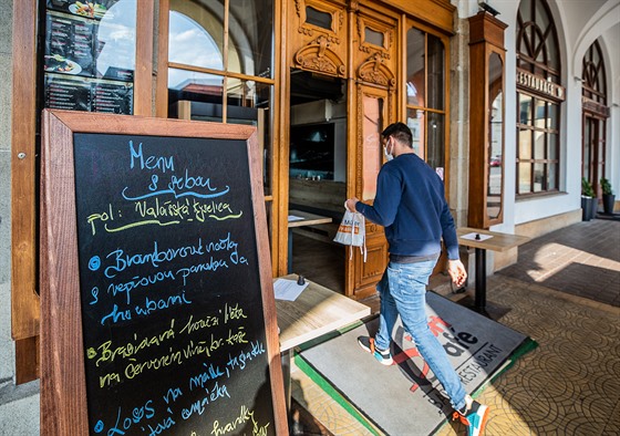 Restaurace Sport Café na hradeckém Velkém náměstí rozváží zdarma objednaná...