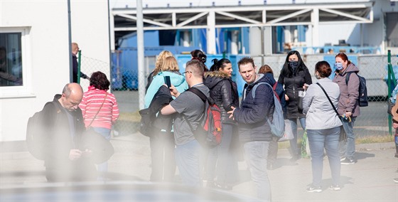 St�ídání sm�n p�ed továrnou Panasonic v pr�myslové zón� v Plzni na Borech....