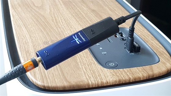 AudioQuest DragonFly Cobalt zapojený do počítače Acer ConceptD 500 a sluchátek Neumann NDH20.