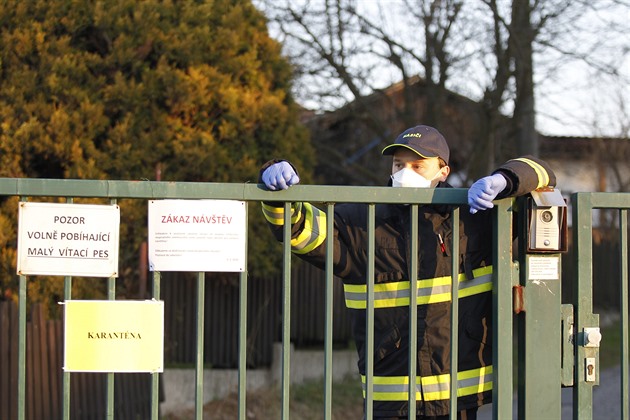 U více ne týden pomáhají hasii v ochranných oblecích a s maskami v...