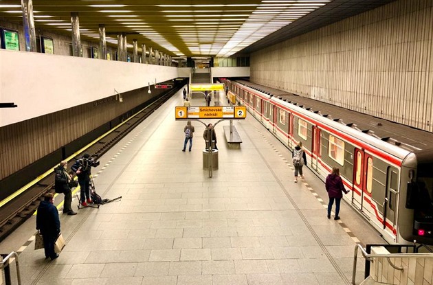 Poloprázdná stanice metra Smíchovské nádraží