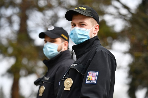 Kde domluva nestačí, rozdává policie pokuty, potíže dělají i bezdomovci