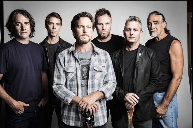 Pearl Jam zrušili koncert v Praze. Zpěvák si zničil hlasivky v kouři z požárů