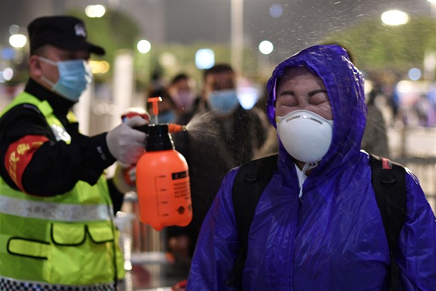 Koronavirus zřejmě unikl z laboratoře ve Wu-chanu, míní FBI i resort energetiky