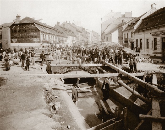 Dnešní brněnská ulice Cejl v období kolem roku 1900, kdy byla součástí dělnické...