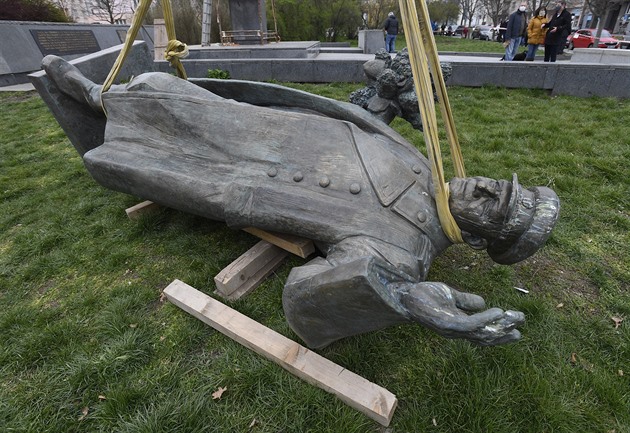 Češi nám pošlou Koněva a sochy pak přijdou od všech, bojí se poradce Putina