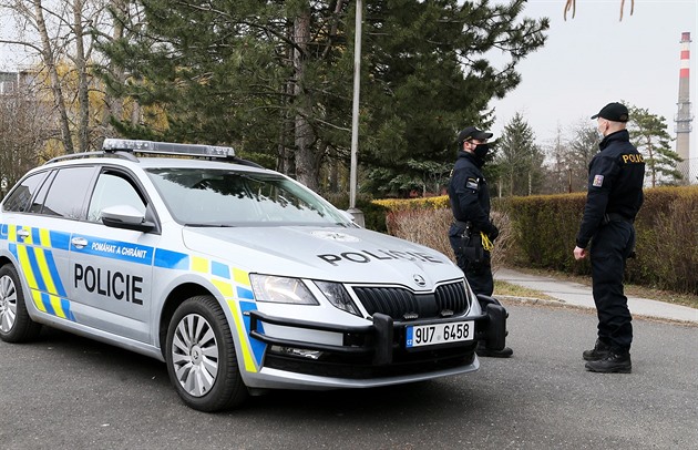 Domov pro seniory U trati v Litomicích hlídají policisté. (3. dubna 2020)