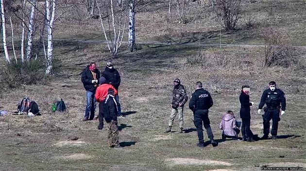 Skupinku cizinc v Mladé Boleslavi úad pokutoval za to, e se shromaovali a...