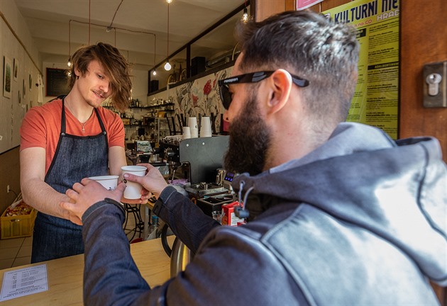 V kavárn Café Na kole na hradeckém Velkém námstí zavedli okénkový prodej kávy...