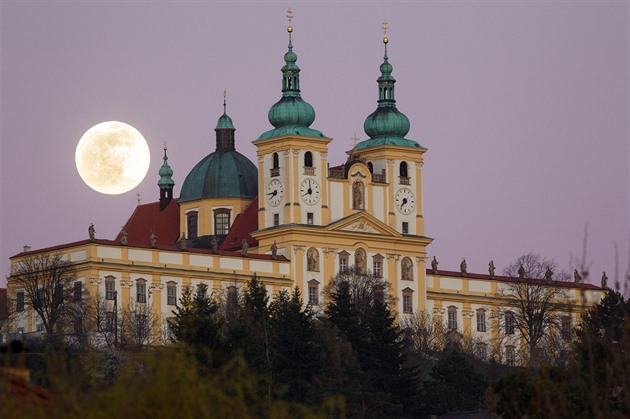 Snímek supermsíce z dubna 2020 vyfotografovaný s Bazilikou Navtívení Panny...