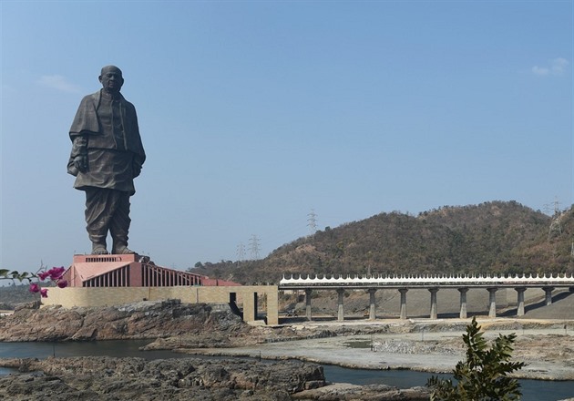Podvodník v Indii prodával největší sochu světa. Údajně pro boj s koronavirem