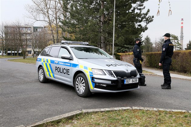 Domov pro seniory U trati v Litomicích hlídají policisté. (3. dubna 2020)