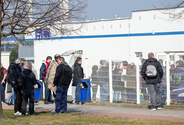 Stídání smn ped továrnou Panasonic v prmyslové zón v Plzni na Borech....