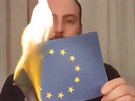 Lidé v Itálii pálí vlajky EU