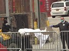 V New Yorku nakládají mrtvoly do chladírenských voz vysokozdviné vozíky