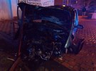 Auto zaalo po nehod v chebské Americké ulici hoet.