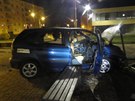 Auto zaalo po nehod v chebské Americké ulici hoet.