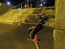 Auto pi nehod v chebské Americké ulici pokodilo i schody.