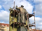 Odstraování sochy marála Konva z námstí Interbrigády v Praze 6 (3. dubna...