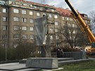 Odstraování sochy marála Konva z námstí Interbrigády v Praze 6. (3. dubna...