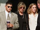 Linda Trippová (uprosted) ped soudem se svým synem Ryanem a dcerou Allison....
