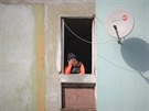 Starí ena v okn domu v rumunské Bukureti (27. bezna 2020)