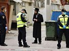 Izraelská policie ve mst Bnej Brak kontroluje písluníka ultraortodoxní...