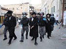 Izraelská policie zadrela skupinu ultraortodoxních id ped synagogou v...
