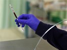Zdravotní sestra drí v athénské nemocnici vzorek práv odebrané krve. (3....