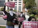 Zdravotníci v Kalifornii protestují proti nedostatku ochranných pomcek....