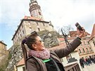 Na Lazebnickm most si turist bn dlaj selfie se zmkem.