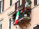 Italka ze svého balkonu sleduje dní na námstí Navona v ím. (28. bezna 2020)