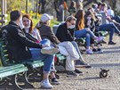 Lidé v roukách vyuili teplého nedlního poasí a vyrazili praských...