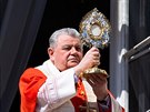 Pražský arcibiskup Dominik Duka sloužil v neděli mši z balkonu arcibiskupského...
