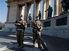 Vojentí policisté hlídkují na námstí Hrdin v Budapeti. (6. dubna 2020)