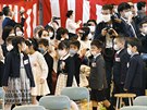 áci prvního roníku základní koly v japonském Sapporu se spolu s rodii...