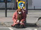 Britská bezdomovkyn posedává na ulici v Birminghamu. (7. dubna 2020)