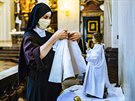 Sestra Jitka z Kongregace sestar karmelitek oblékla ped velikononími svátky...