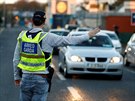 Irský policista hlídá, zda jsou dodrována karanténní opatení, která proti...