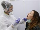 Ruská zdravotnice provádí test na koronavirus. (6. dubna 2020)