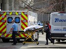 Zdravotníci peváejí nakaeného koronavirem do nemocnice v Chicagu. (7. dubna...