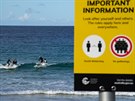 Lidé surfují na plái Manly v Sydney i po zavedení písnjích pravidel...