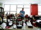 Tomá Mejzlík z digitální dílny FabLab koordinuje 3D tiskárny pro výrobu...
