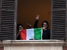 Italové v domácí karantén poádají na balkónech malá koncertní vystoupení pro...