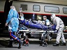 Zdravotnický personál peváí pacienta infikovaného COVID-19 ve Francii. (1....