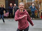 Instruktorka vede tanení hodinu pro obyvatele ulice ve Frodshamu v Británii....