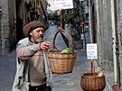 Obyvatel Neapole si bere jídlo zdarma. (30. března 2020)